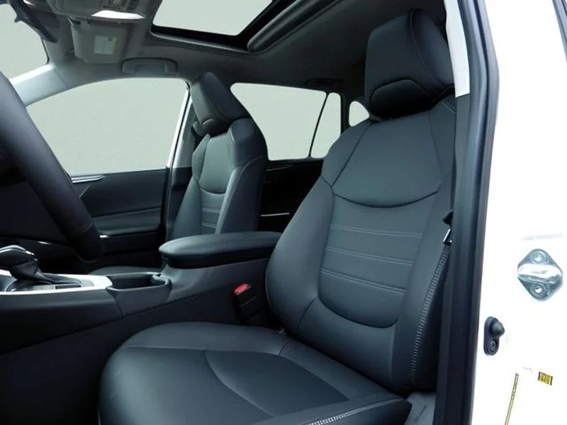 Used 2025 Wind Chill Pearl Toyota XLE Premium image 15