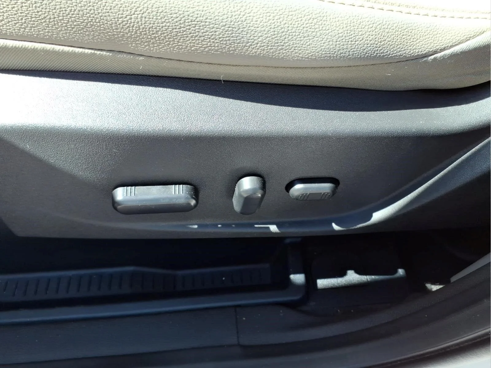 Used 2017 Oxford White Ford SE image 13