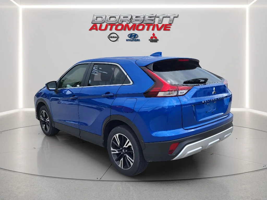 Used 2024 Lightning Blue Metallic Mitsubishi SE image 8