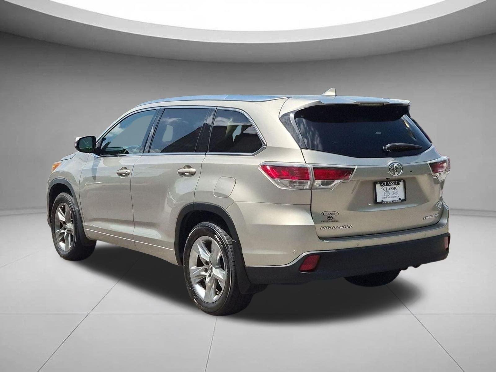 Used 2016  Toyota Limited image 3