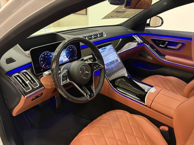 New 2026 MANUFAKTUR Moonlight White Metallic Mercedes-Benz 4MATIC® image 38