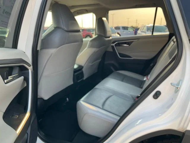Used 2019 White Toyota XLE Premium image 23