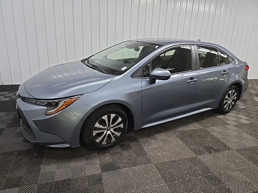 Used 2021  Toyota LE image 6