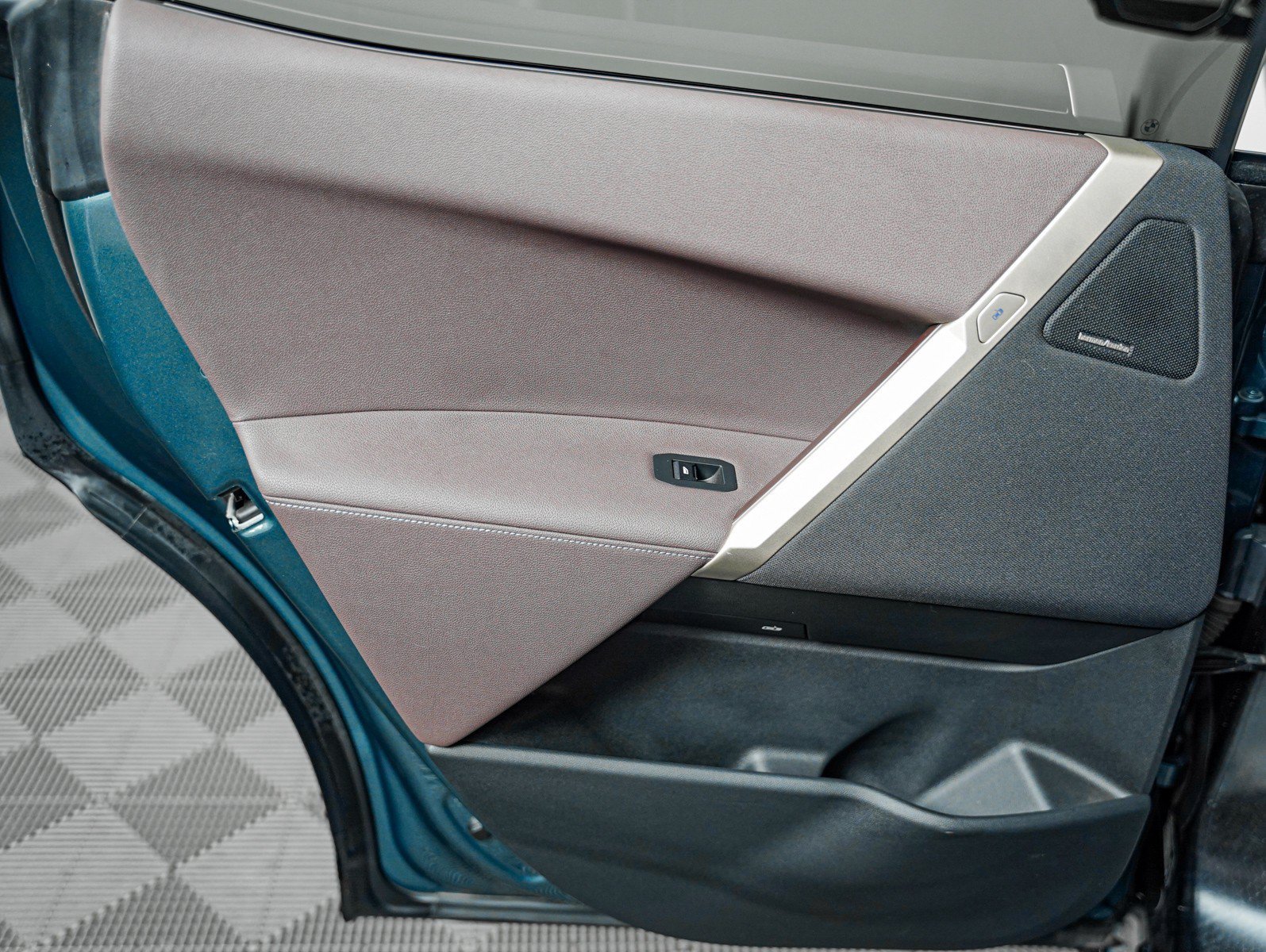 Used 2023 Blue BMW xDrive50 image 19
