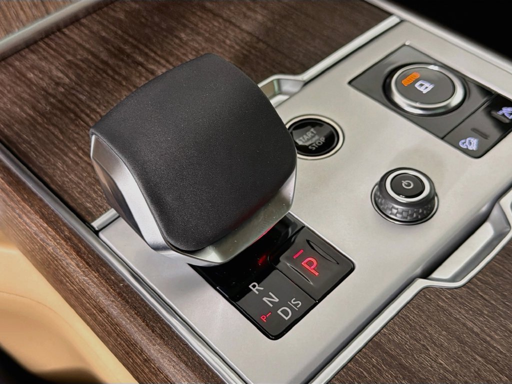 New 2027 Belgravia Green Land Rover SE image 16