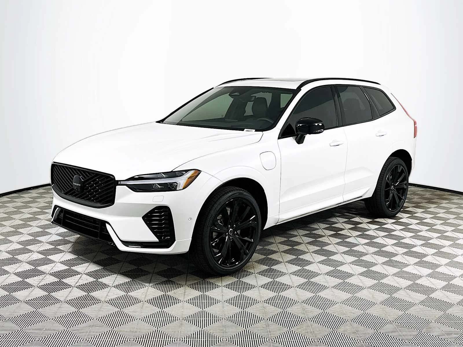 New 2026 Crystal White Volvo Ultra image 3