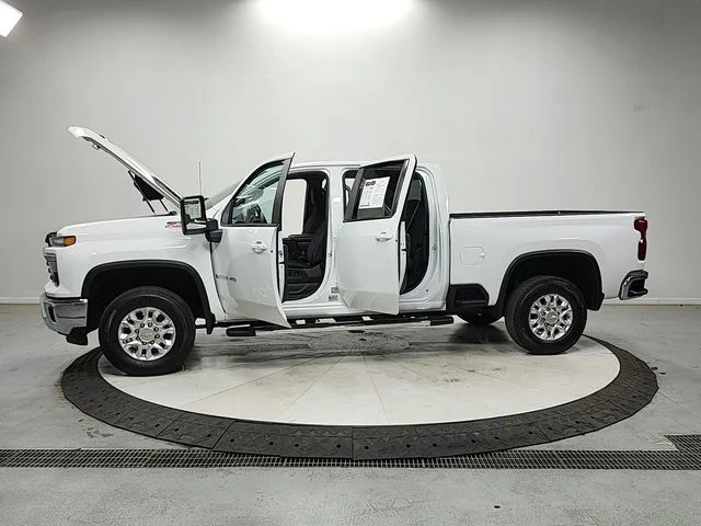 Used 2025 White Chevrolet LT image 12