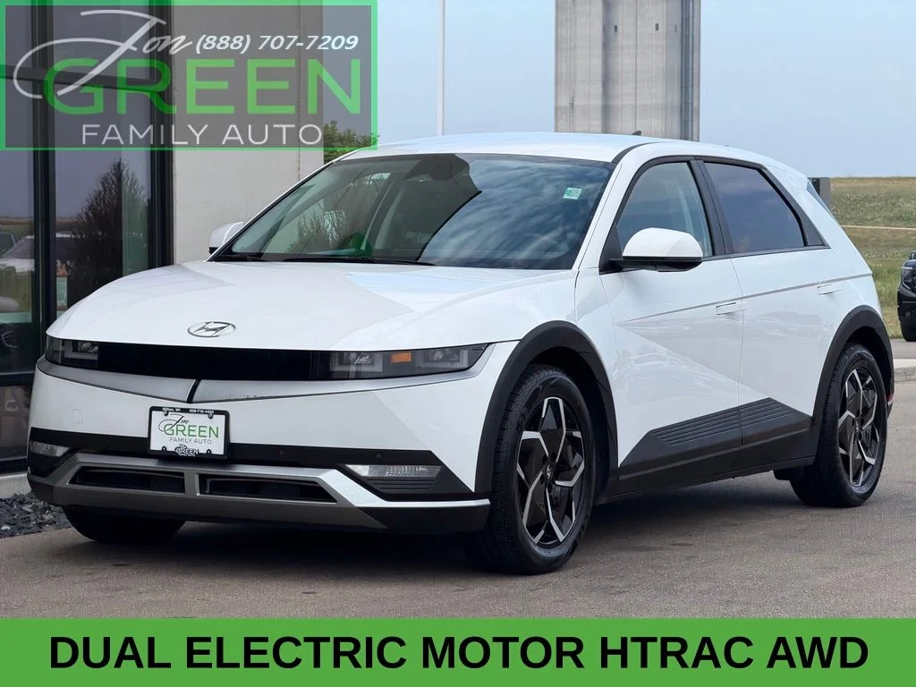 Used 2024 White Hyundai SEL image 1
