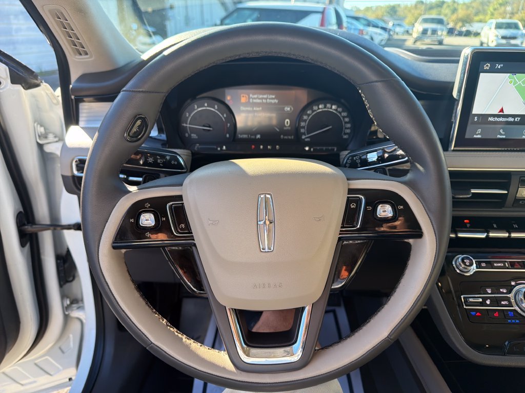 Used 2022 White Lincoln Standard image 17