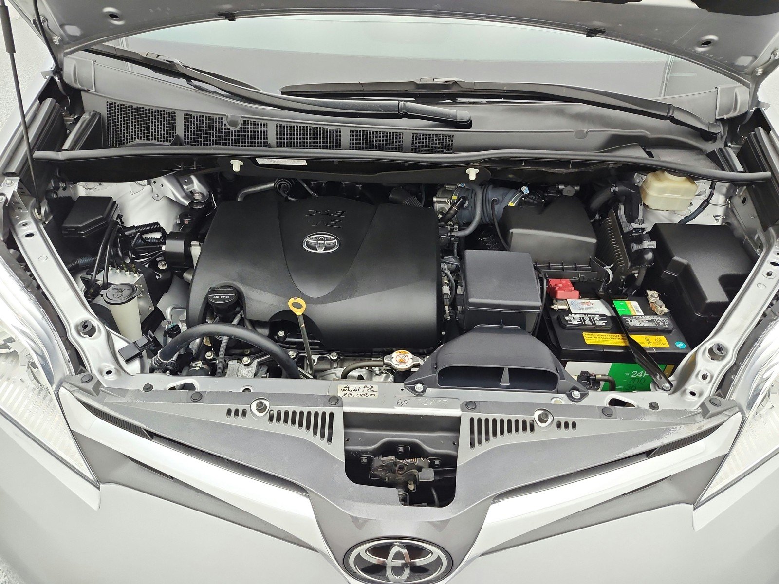 Used 2018 Silver Sky Metallic Toyota XLE Premium image 17