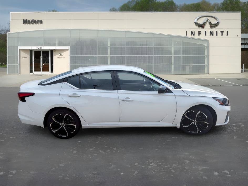 Used 2025 Pearl White Tricoat Nissan SR image 3
