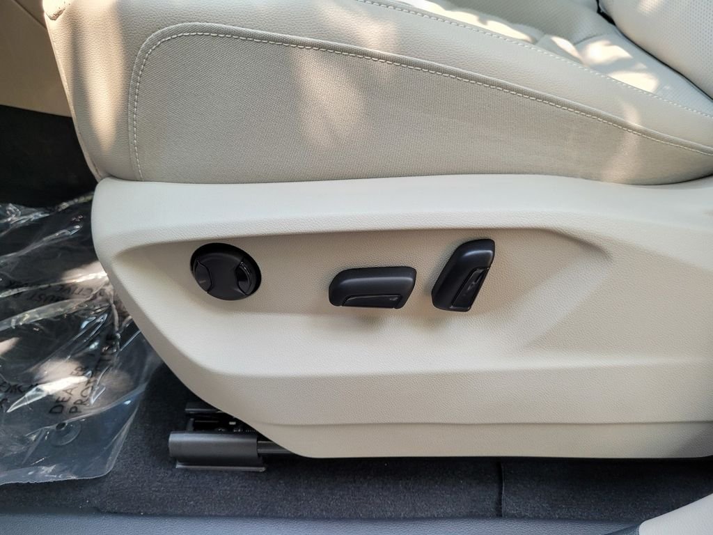 New 2025 Gray Volkswagen 2.0T SE w/Technology image 12