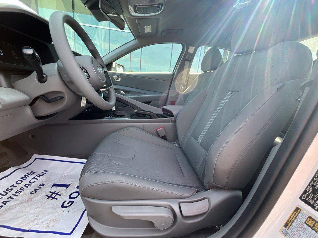 New 2026 White Hyundai SE image 10