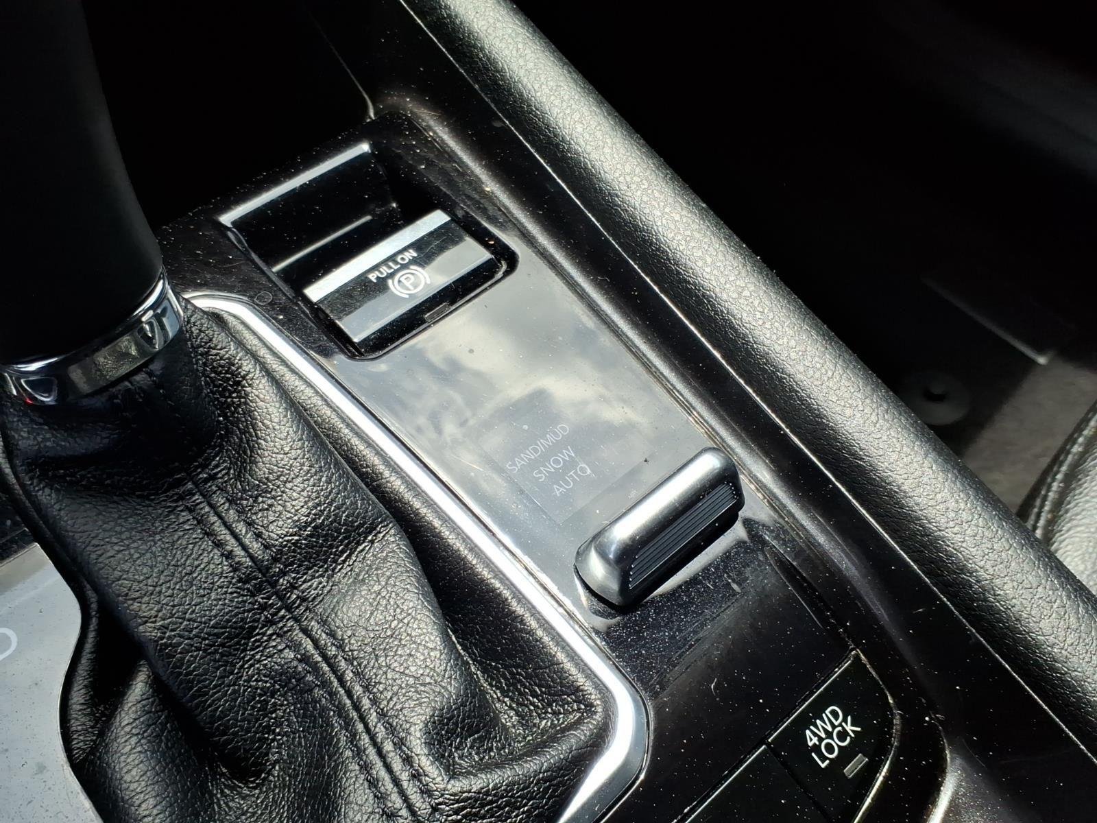 Used 2024 Diamond Black Crystal Pearlcoat Jeep Latitude image 7