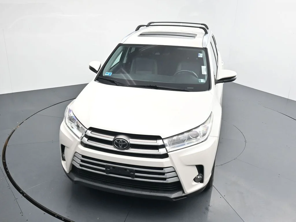 Used 2019 White Toyota XLE image 23