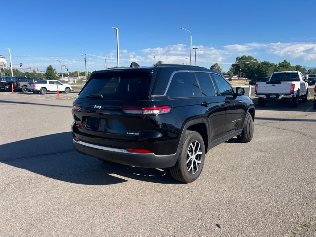 Used 2024 Diamond Black Crystal Pearlcoat Jeep Limited image 5