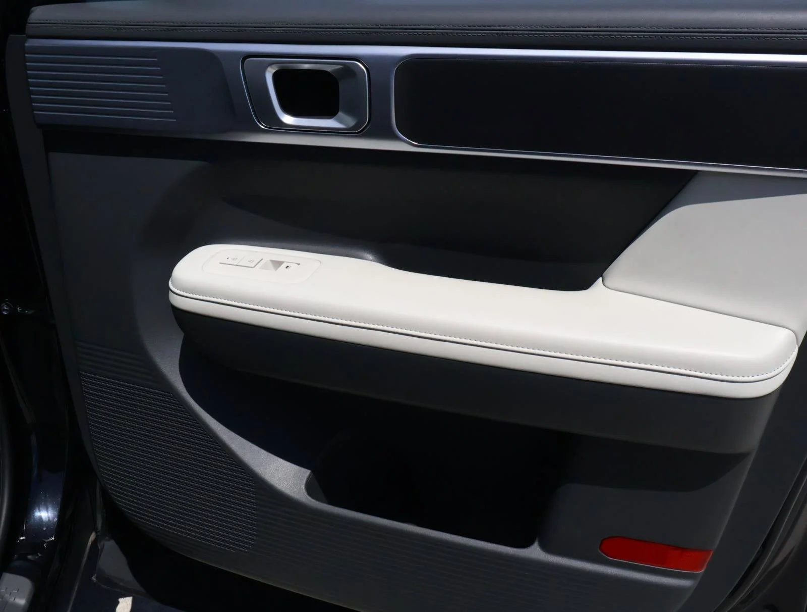 Used 2025 Phantom Black Hyundai SEL image 15