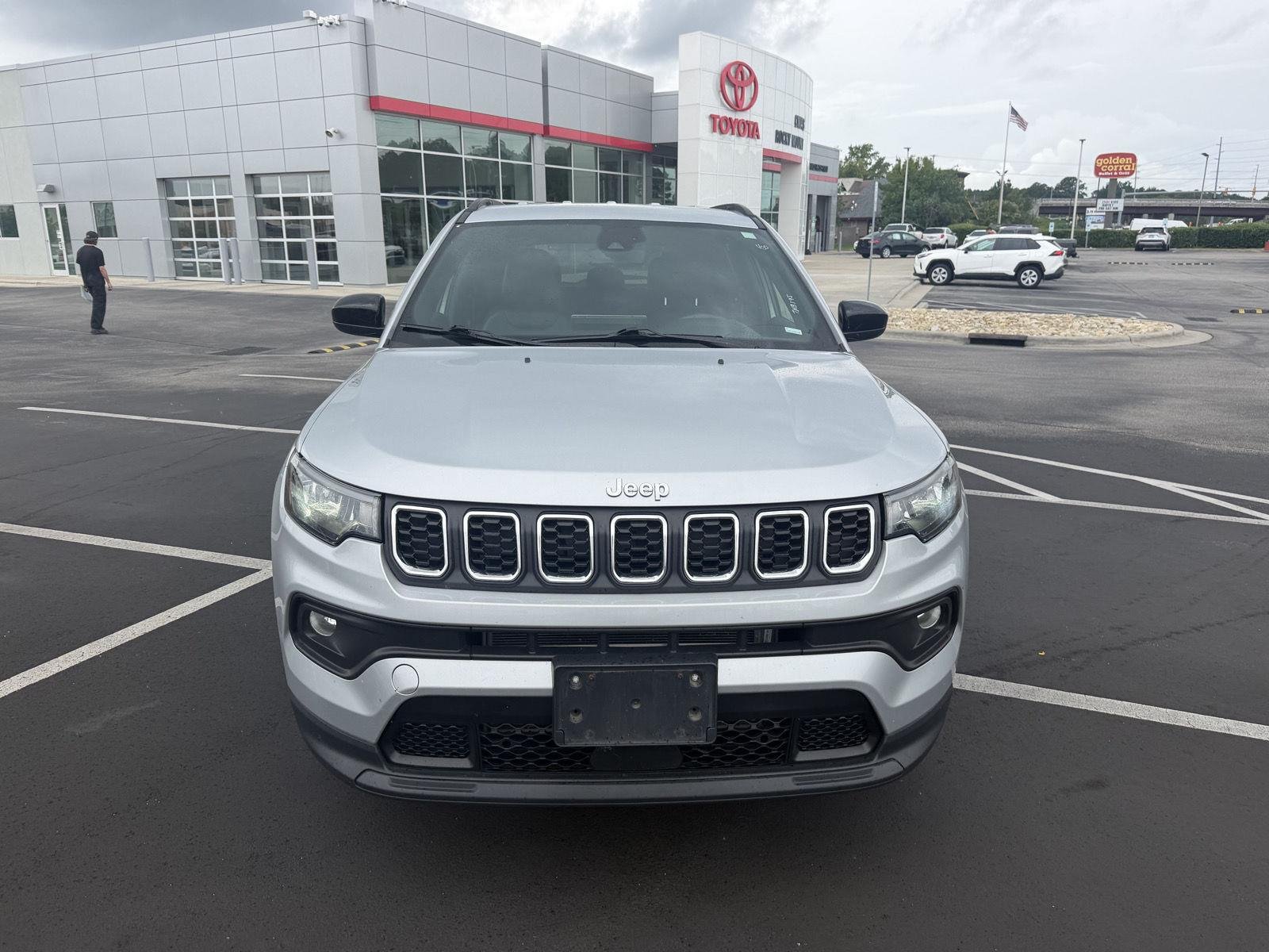 Used 2024 Silver Zynith Metallic Clearcoat Jeep Latitude image 2