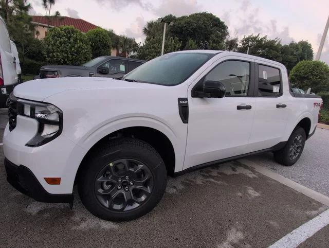 New 2025 Oxford White Ford XLT image 4