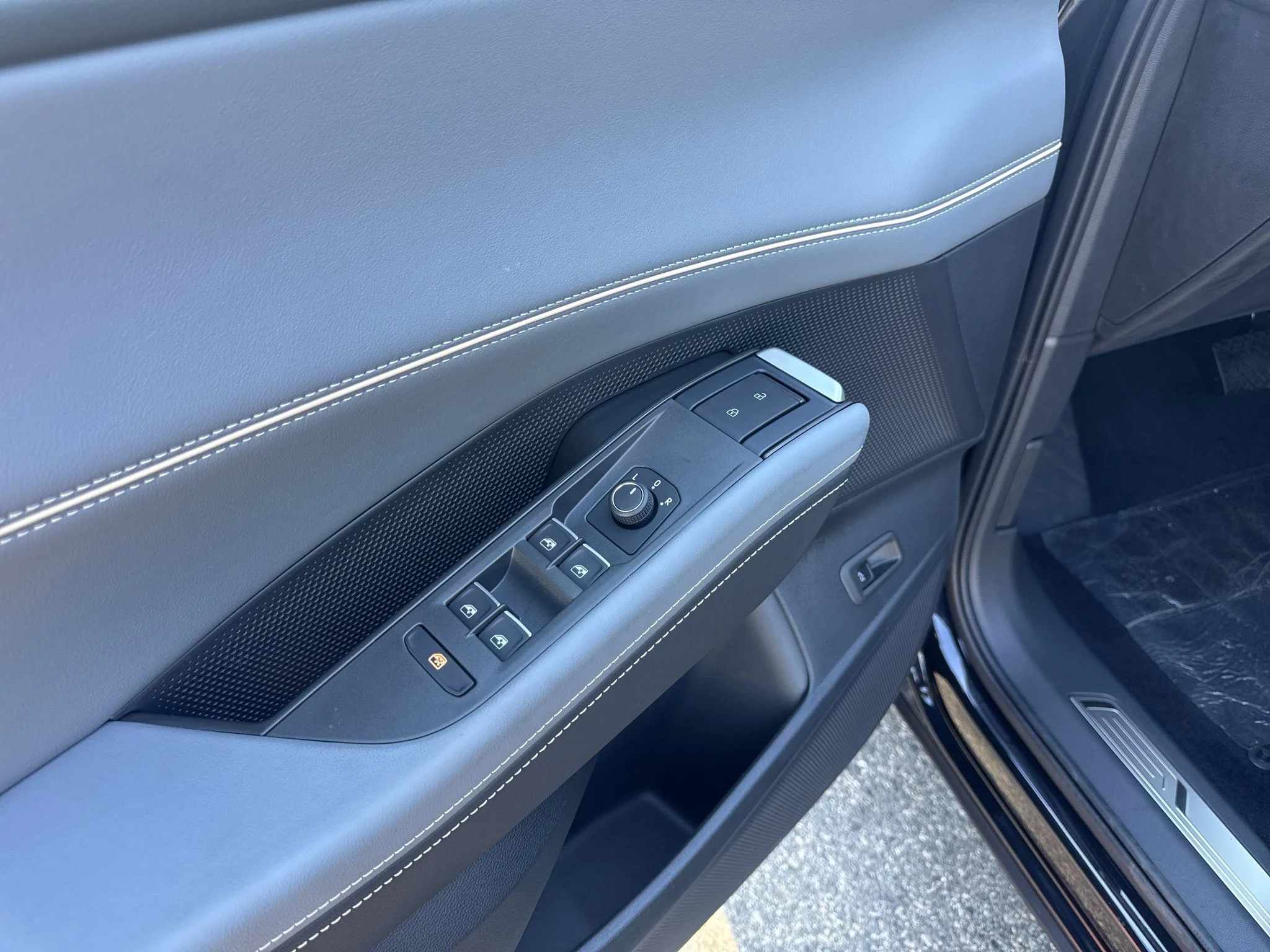 New 2027 Deep Black Pearl Volkswagen SE w/Technology image 12