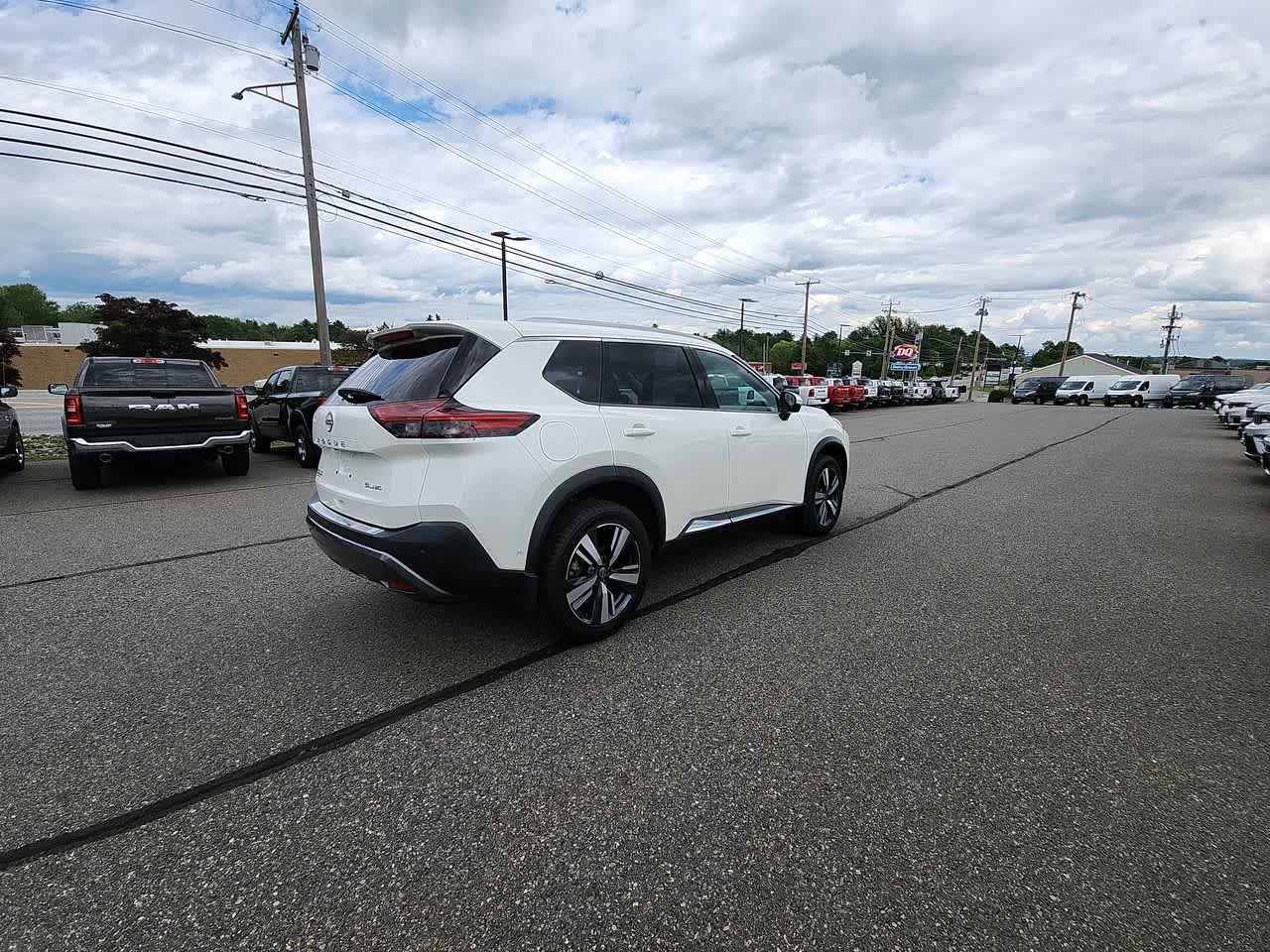 Used 2023 Pearl White Tricoat Nissan SL image 9