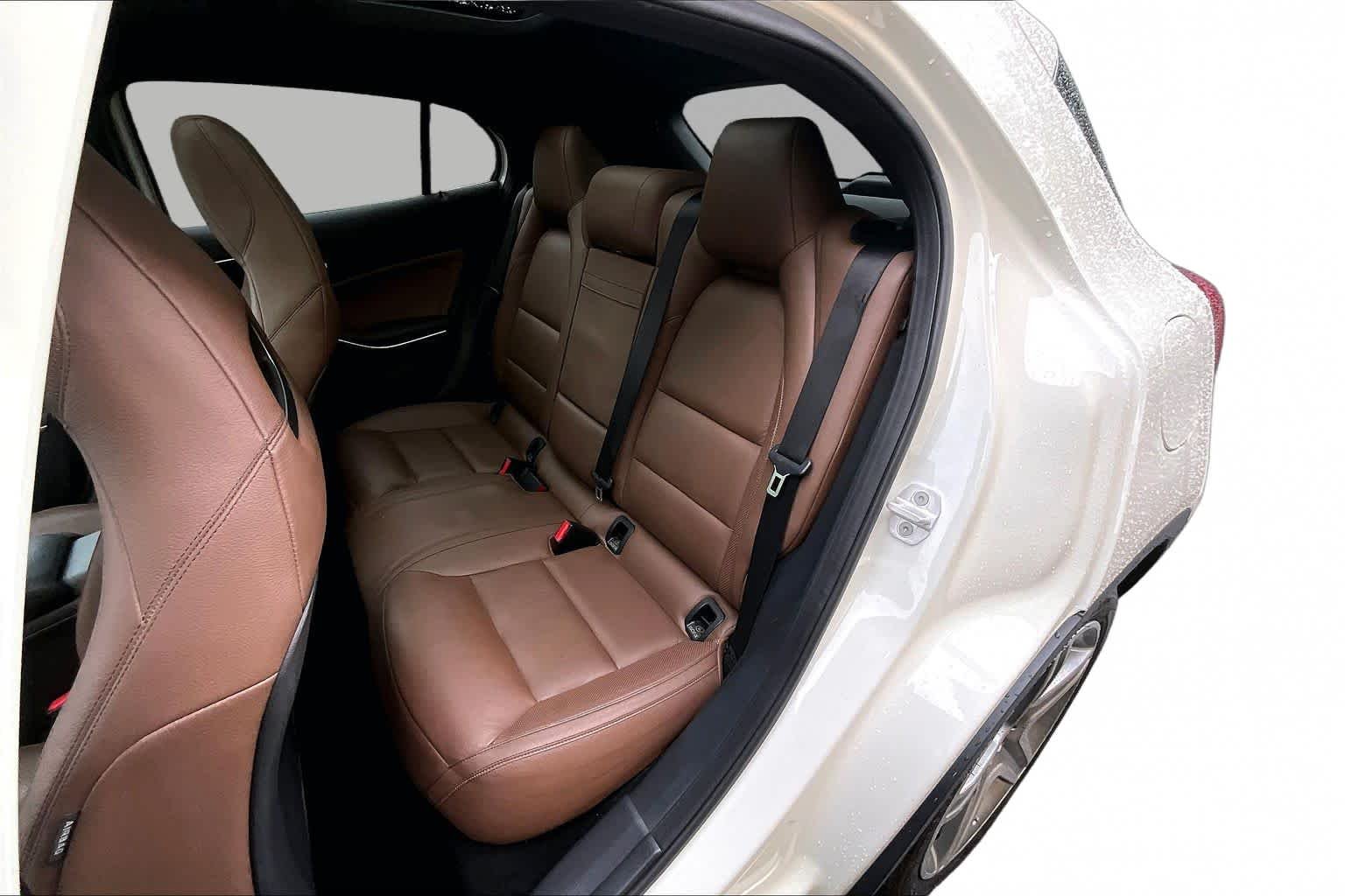 Used 2015 Cirrus White Mercedes-Benz GLA 250 image 36