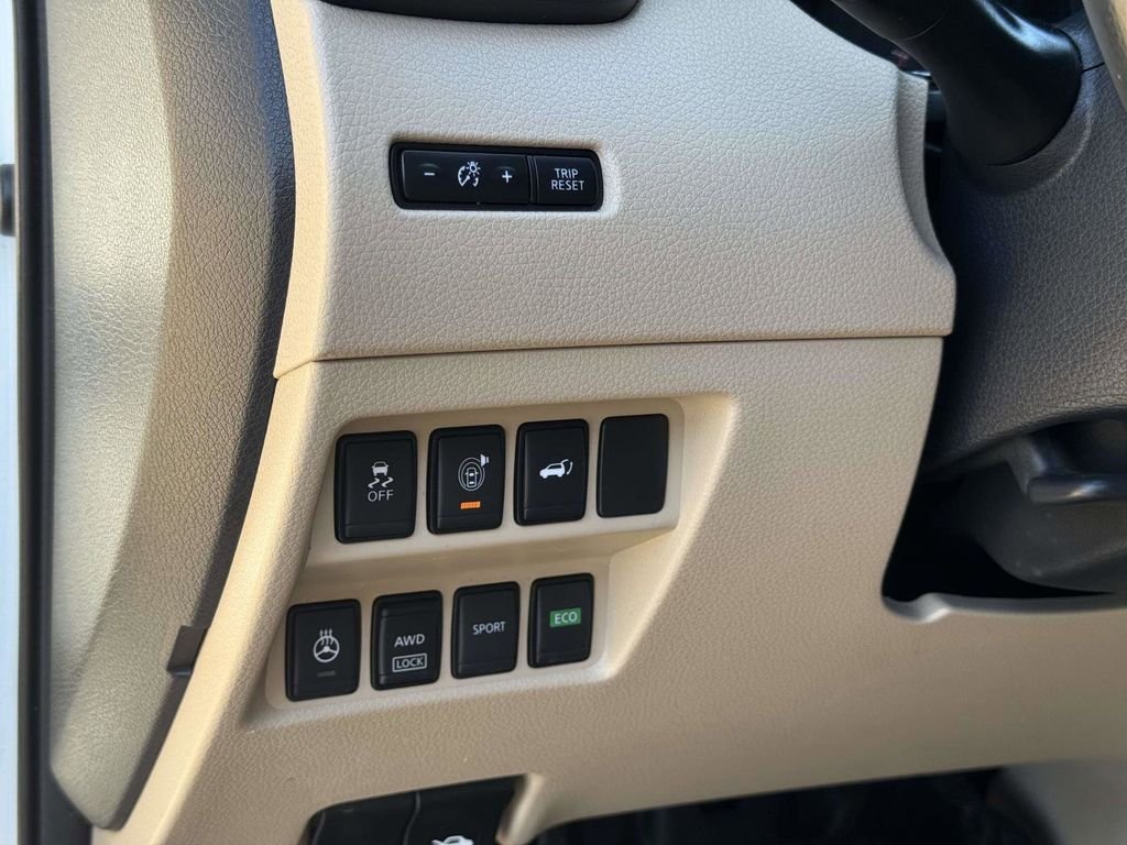 Used 2017 White Nissan SL image 12