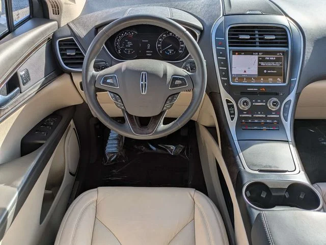 Certified Used 2017 White Gold Metallic Lincoln Select image 17