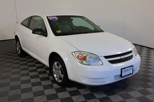 Used 2005 White Chevrolet Base image 1