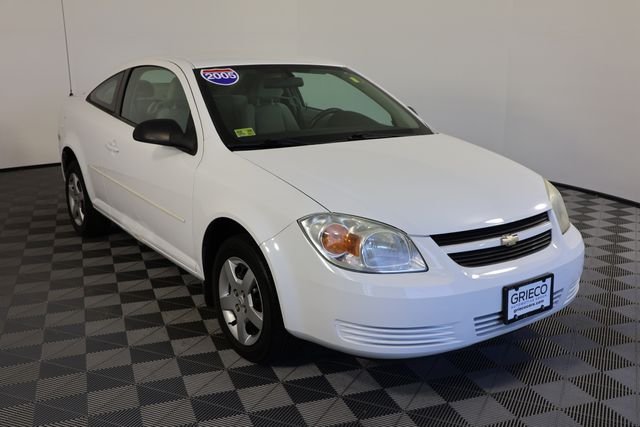 Used 2005 White Chevrolet Base image 1