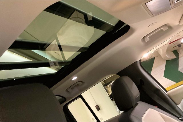 Used 2024 Fuji White Land Rover X-Dynamic SE image 29