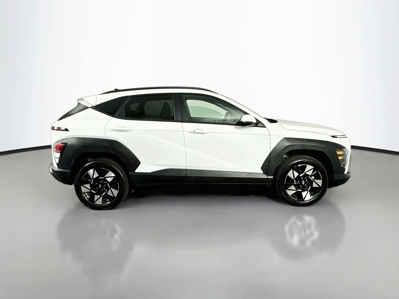 Used 2025 Atlas White Hyundai SEL image 8