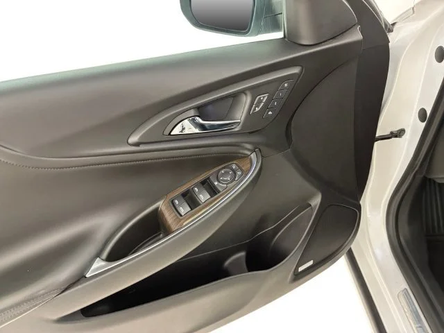 Certified Used 2018 IRIDESCENT PEARL TRICOAT Chevrolet Premier image 13