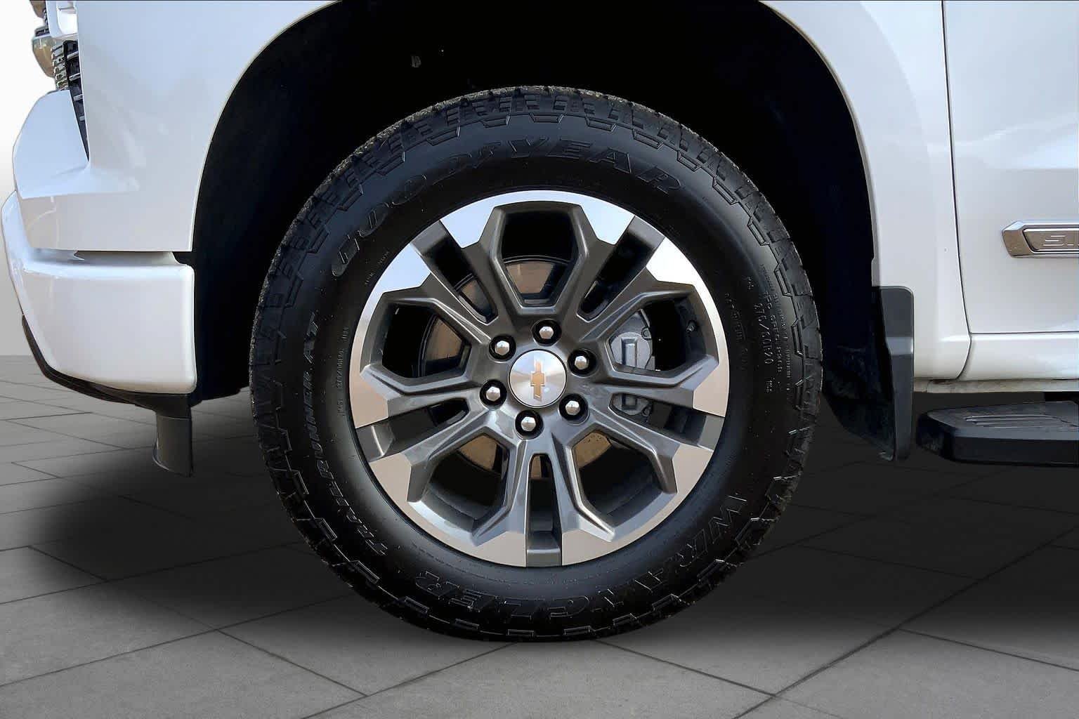 Used 2024 Iridescent Pearl Tricoat Chevrolet High Country image 11