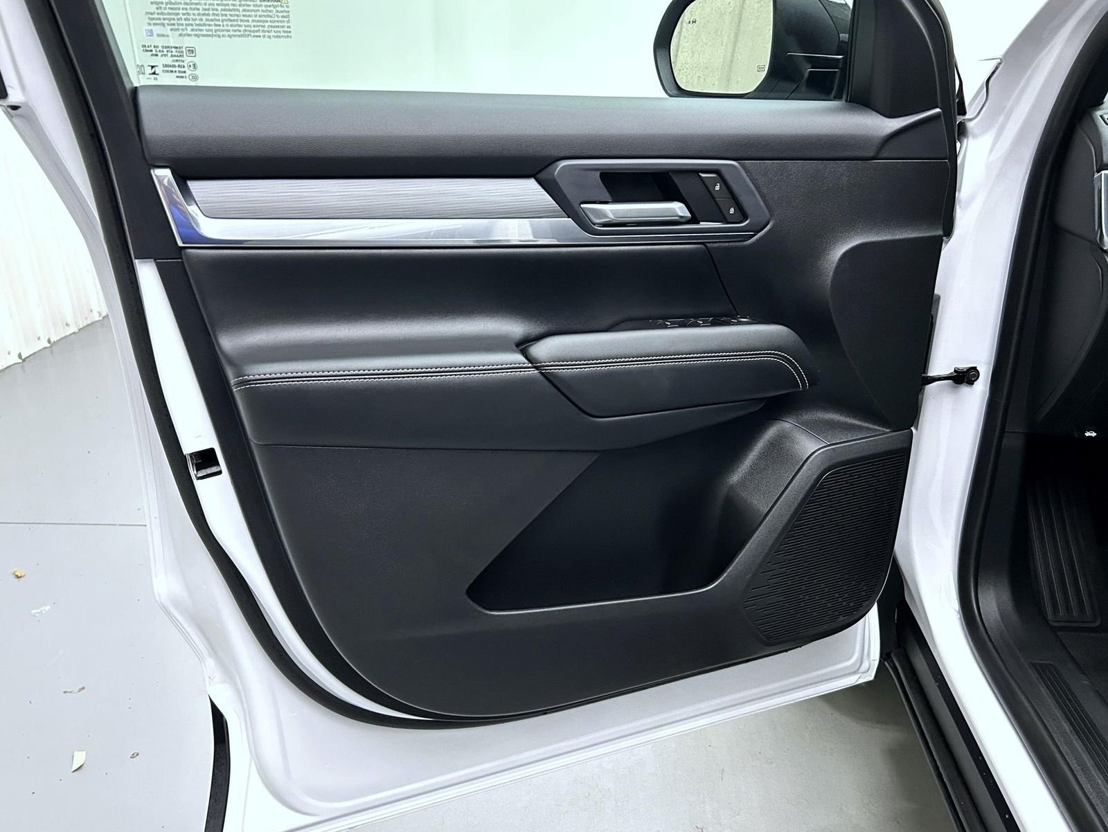 Used 2026 White GMC Elevation image 9