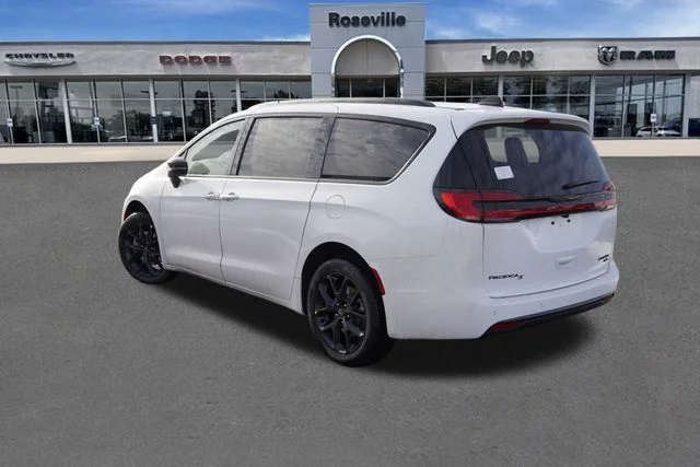 New 2026 Bright White Clear-Coat Exterior Paint Chrysler Limited image 5