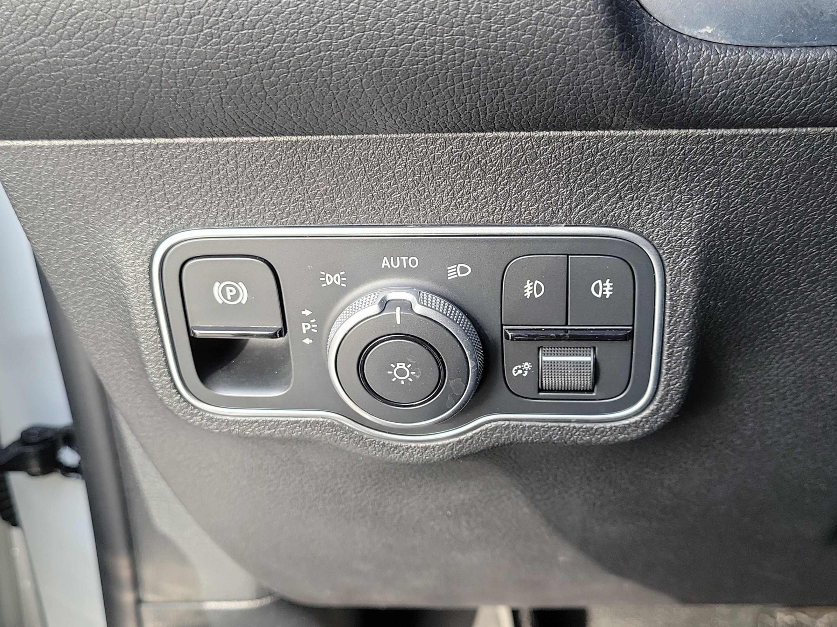 Used 2025 Polar White Mercedes-Benz GLB 250 image 23