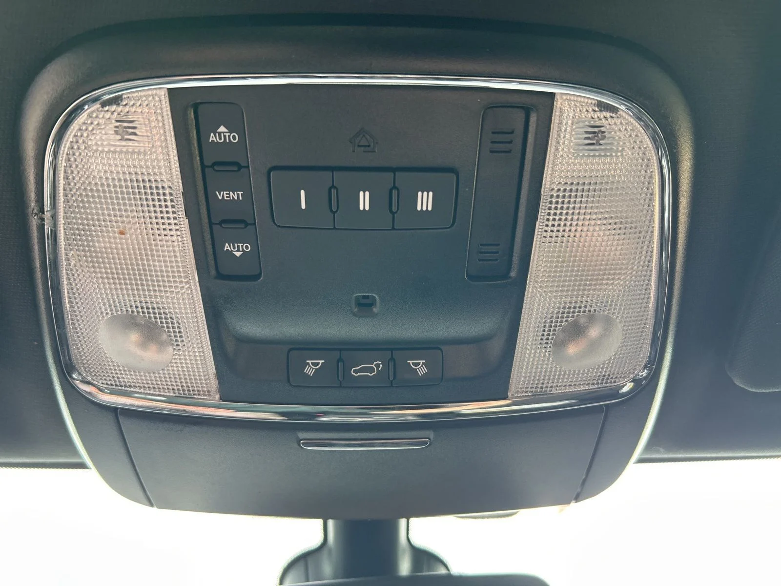 Used 2020 Velvet Jeep Altitude image 32