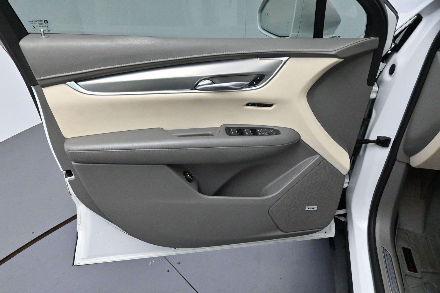 Used 2017 CRYSTAL WHITE TRICOAT Cadillac Luxury FWD image 11