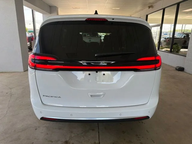 New 2027 Bright White Clear-Coat Exterior Paint Chrysler Select image 4