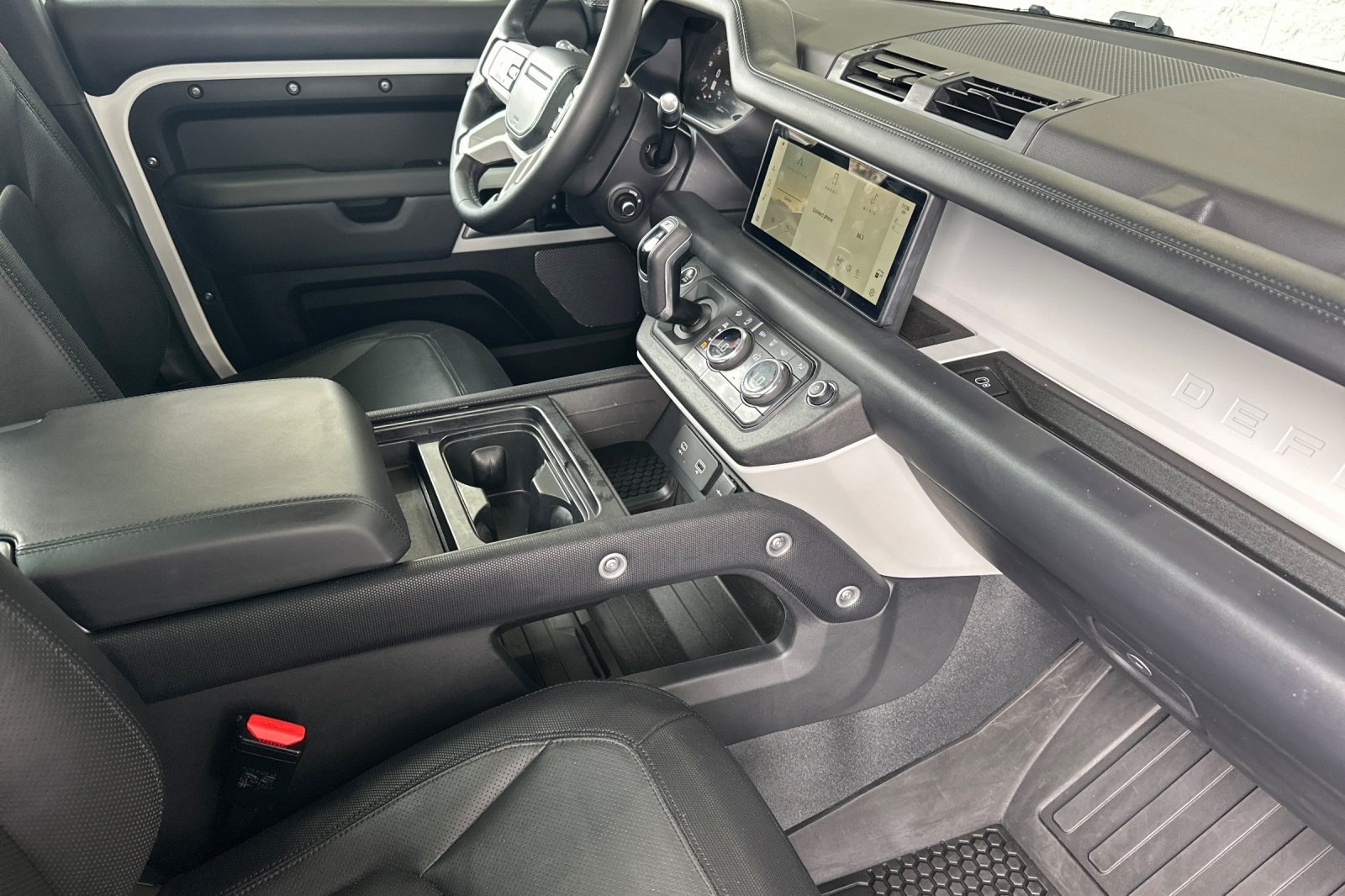 Used 2024 Fuji White Land Rover X-Dynamic SE image 15