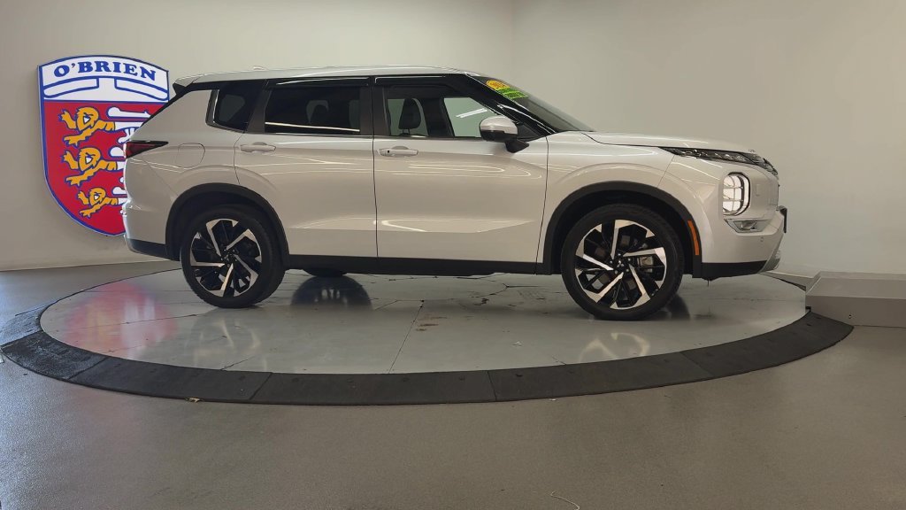 Used 2024 White Mitsubishi SE image 3