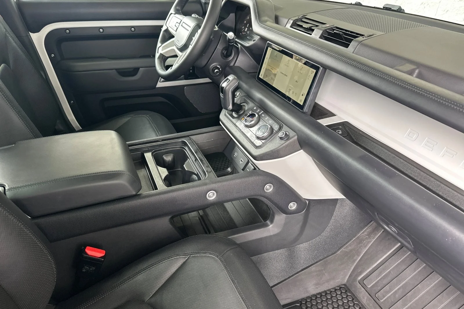 Used 2024 Fuji White Land Rover X-Dynamic SE image 15