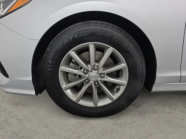 Used 2019 Silver Hyundai SE image 9