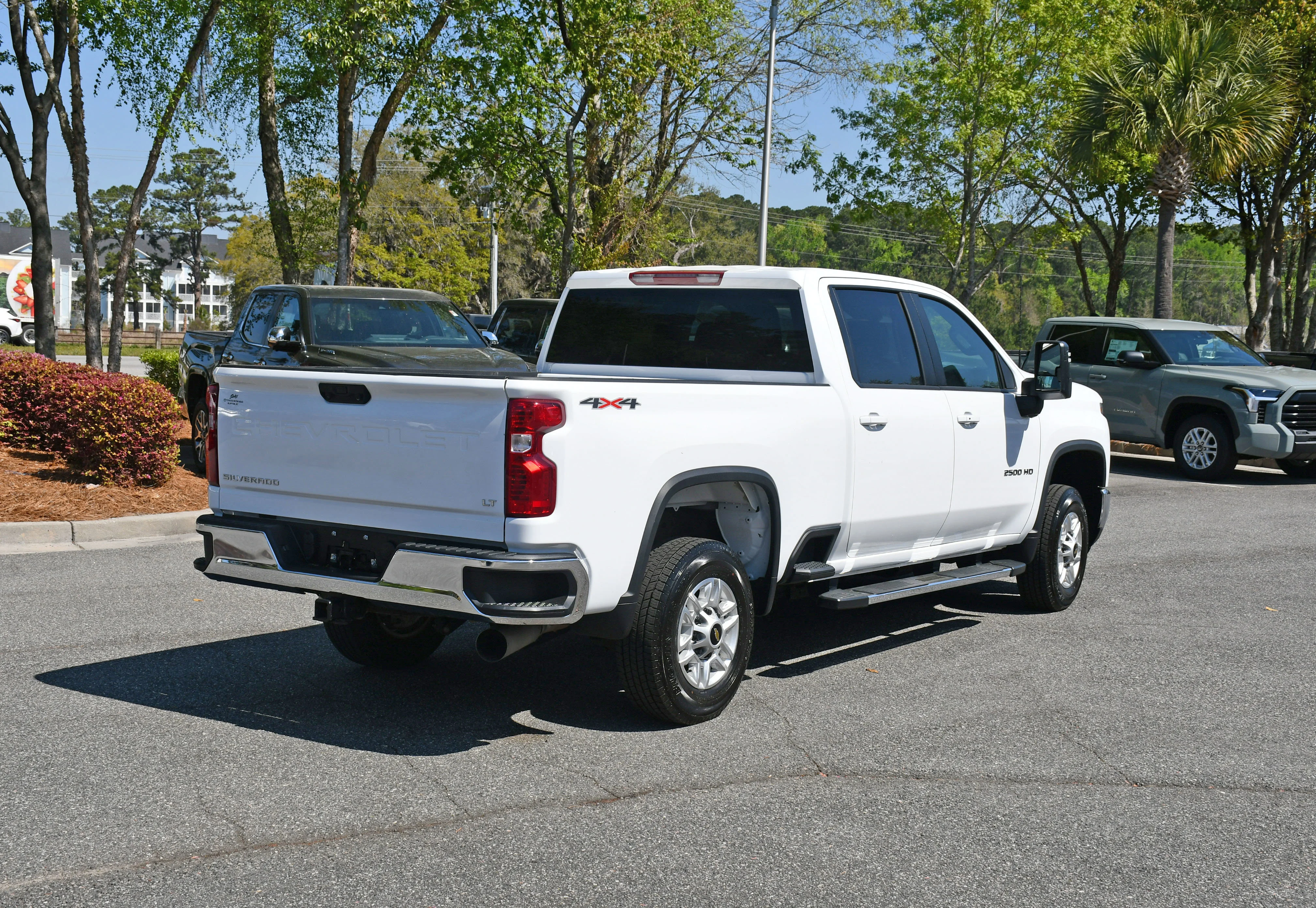 Used 2025 White Chevrolet LT image 4