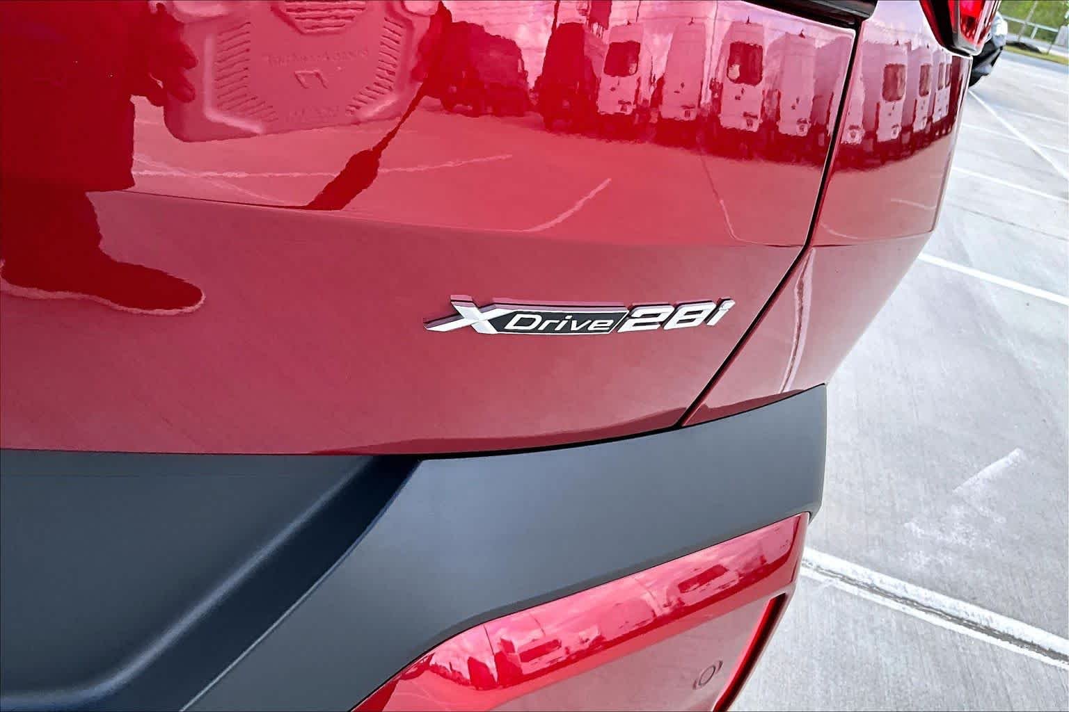Used 2026 Vegas Red Metallic BMW xDrive28i image 9