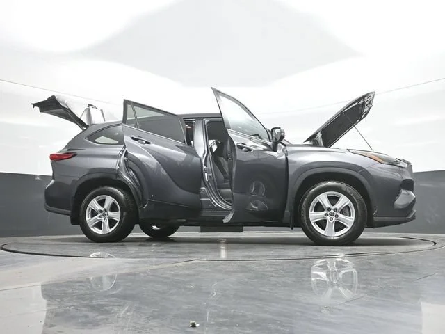 2022 Toyota Highlander LE - Photo 31
