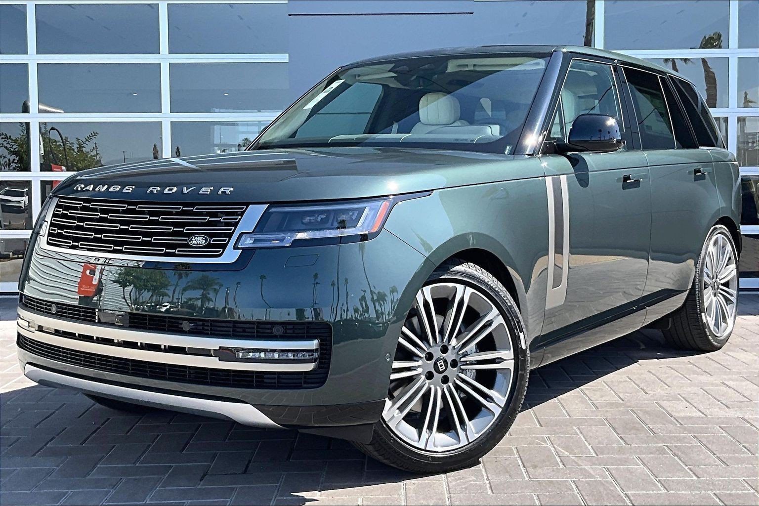 New 2027 Belgravia Green Land Rover SE image 1
