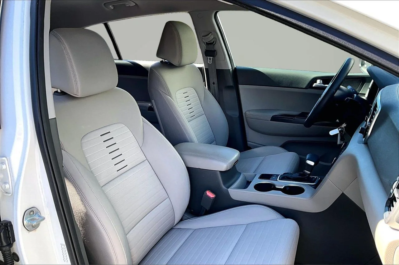 Used 2017 White Kia LX image 21