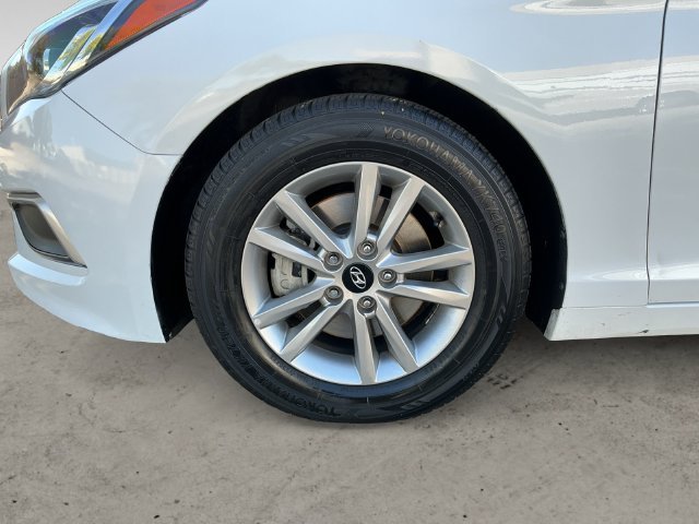 Used 2016 White Hyundai SE image 9